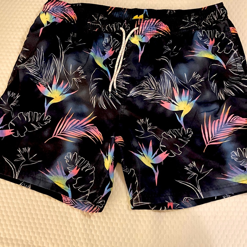 Mens mid thigh swim shorts. Has drawstring, white netting inside, back pocket